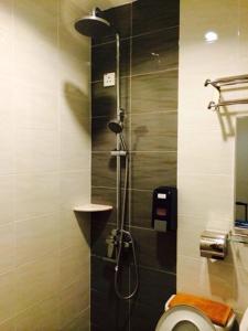 马六甲Avaria Signature Hotel的带淋浴和卫生间的浴室