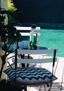 普罗丰德维耶拉鲁勒住宿加早餐酒店的一张桌子,上面有玻璃瓶,旁边是游泳池