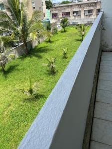 Ban KohongPiano Private House的从棕榈树建筑的阳台上可欣赏到风景