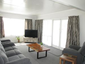 WairoaThe Mitch的客厅配有两张沙发和一台电视