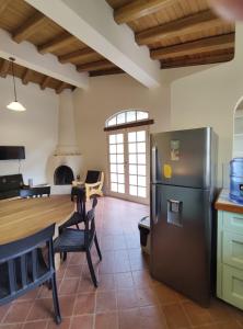 巴尼奥斯Casa Colonial "Dulce Hogar"的厨房配有不锈钢冰箱和桌子