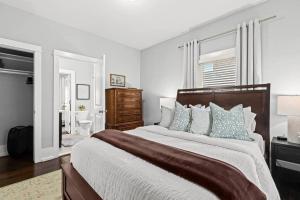 皇家橡Fresh, Contemporary 2BR Home in Downtown Royal Oak的白色的卧室设有一张大床和一个窗户