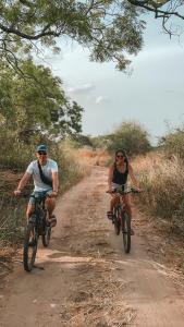 维勒珀图Wilpattu Corridor Leisure的两个人骑着自行车沿着土路走