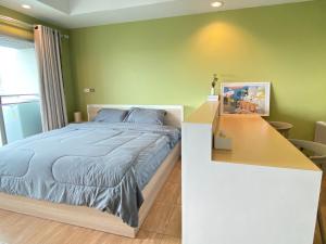曼谷Baan Nonzee Condo Kingsize bed Big room in Sathorn的一间卧室配有一张特大号床和一张书桌
