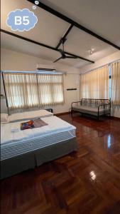 Bangkok Yaihome near MRT Tha Phra Villa sookkasem的一间铺有木地板的客房内配有两张床的卧室