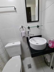 马尼拉Casa REYNA at KASARA Urban Residences的浴室配有白色卫生间和盥洗盆。