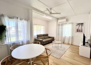 汤斯维尔Townsville Suites的客厅配有桌子和沙发