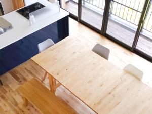 指宿市Kino-saji - Vacation STAY 89208的木制桌椅的顶部景致