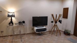 AglianaOspitalità e Fotografia的客厅配有平面电视和桌子。