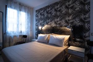 AglianaOspitalità e Fotografia的一间卧室设有一张大床,拥有黑白墙