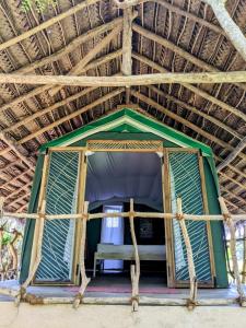 维勒珀图Nirvaan Safari Lodge的稻草小屋内的一个房间,有窗户