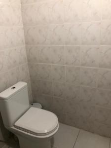 库塔伊西Hotel Nikea Paradiso的一间带卫生间的浴室和白色瓷砖墙
