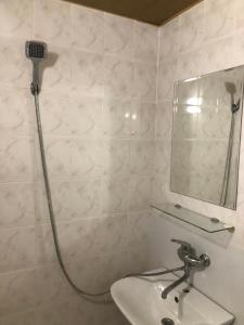 库塔伊西Hotel Nikea Paradiso的带淋浴、水槽和镜子的浴室