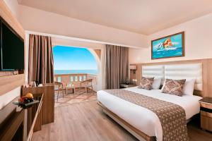 赫尔格达Pickalbatros Citadel Resort Sahl Hasheesh的酒店客房设有一张床和一个大窗户