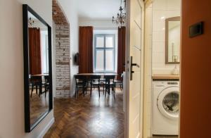 克拉科夫Apartments Studencka Street, Next to Planty Park的厨房以及带洗衣机的用餐室。