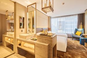 杭州ECHARM Plus Hotel - Hangzhou Binjiang Starlight Avenue的一间酒店客房 - 带一张床和一间浴室