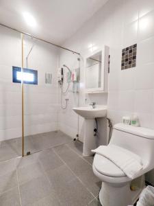 慕斯The White Chalet Khaoyai的白色的浴室设有卫生间和水槽。