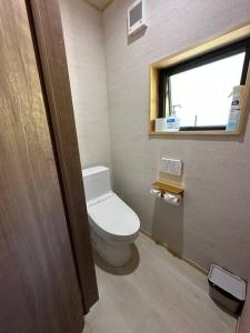 南木曾町ties Camp Ground Nagiso的一间带卫生间和窗户的小浴室