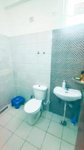索尼帕特Yb home的一间带卫生间和水槽的浴室