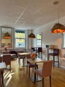 里昂红十字山酒店的用餐室设有桌椅和窗户。
