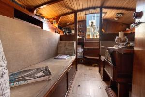 巴里Quo Vadis Yacht的火车车厢里带柜台的房间