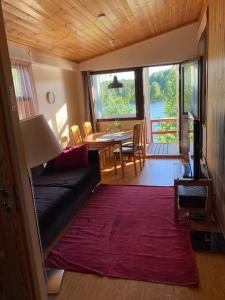 Two bedroom cottage with peaceful views的休息区