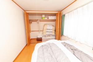 青森Restful Tsukuda的一间小卧室,配有床和窗户