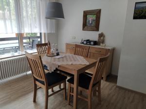旧天鹅堡Ferienwohnung Zum Bartelt的餐桌、椅子、桌子和厨房