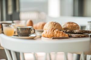 拉斯罗普博塞姆传统旅馆的餐桌,包括面包和羊角面包以及一杯橙汁