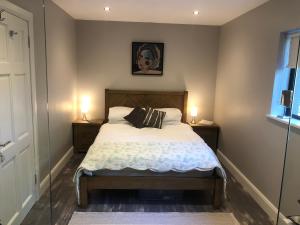 ClegganBruíon Connemara的一间卧室配有一张带两盏灯的床。