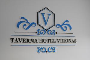 希马拉Vironas Hotel的带有护盾的酒店标志