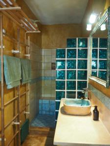 迈加洛丘里Artists' Residence 2 bed, 2 bath的一间带水槽和玻璃墙的浴室