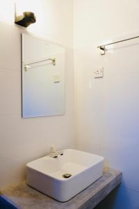 阿杭格默Soul Inn的浴室设有白色水槽和镜子