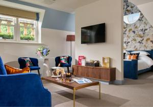 都柏林狄伦酒店的客厅配有蓝色椅子和电视