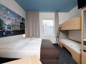 柏林柏林夏洛滕堡酒店的一间卧室配有一张床和一张双层床。