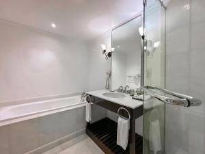 珍南海滩Rebak Island Resort & Marina, Langkawi的白色的浴室设有水槽和淋浴。
