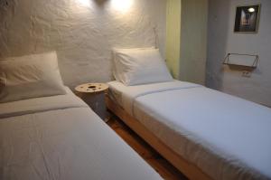 弗雷舒德埃什帕达阿辛塔Casinhas de S. Francisco T2 Azeitona by LovelyStay的小型客房配有两张单人床和一张桌子。