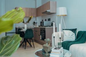 约翰内斯堡Green with Envy-Luxury Apartment- No Loadshedding的客厅配有沙发和桌子