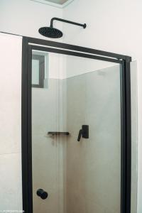 约翰内斯堡Green with Envy-Luxury Apartment- No Loadshedding的浴室里设有玻璃门淋浴
