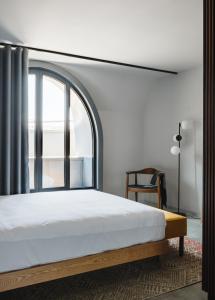 里斯本Lisbon Five Stars Alcântara Lofts的一间卧室设有一张床和一个窗口