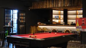 库塔库塔海滨酒店的带酒吧的房间里一张红色的台球桌