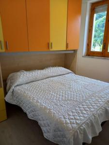 拉默齐亚泰尔默Villa Paradiso的卧室配有白色的床和窗户