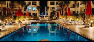 `Ezbet Shalabi el-RûdiPort Said city, Damietta Port Said coastal road no2424的夜间酒店游泳池