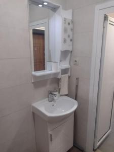布尔加斯Сарафово Център的白色的浴室设有水槽和镜子