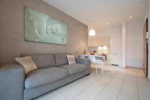卢加诺Prestige du Lac 27 - Happy Rentals的带沙发的客厅和厨房