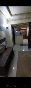 塞得港الفيصل的带沙发的客厅和厨房