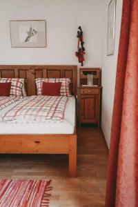 韦因地区拉奇文化酒厂乡村民宿的一间卧室配有木床和床头柜
