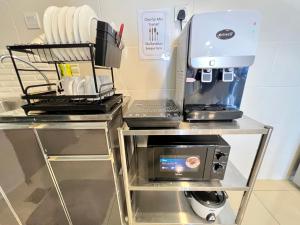 哥打巴鲁RiverView 8PAX 2BR in KBtown Netflix, Wi-Fi B-3A-5的厨房配有台面上的咖啡壶