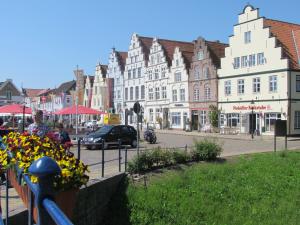 腓特烈Apartments im Froschhaus mit Frühstücksküchen的一座有建筑的城镇和一条有车的街道