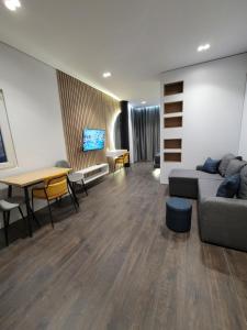 吉诺卡斯特Jani Studio Apartments的客厅配有沙发和桌子